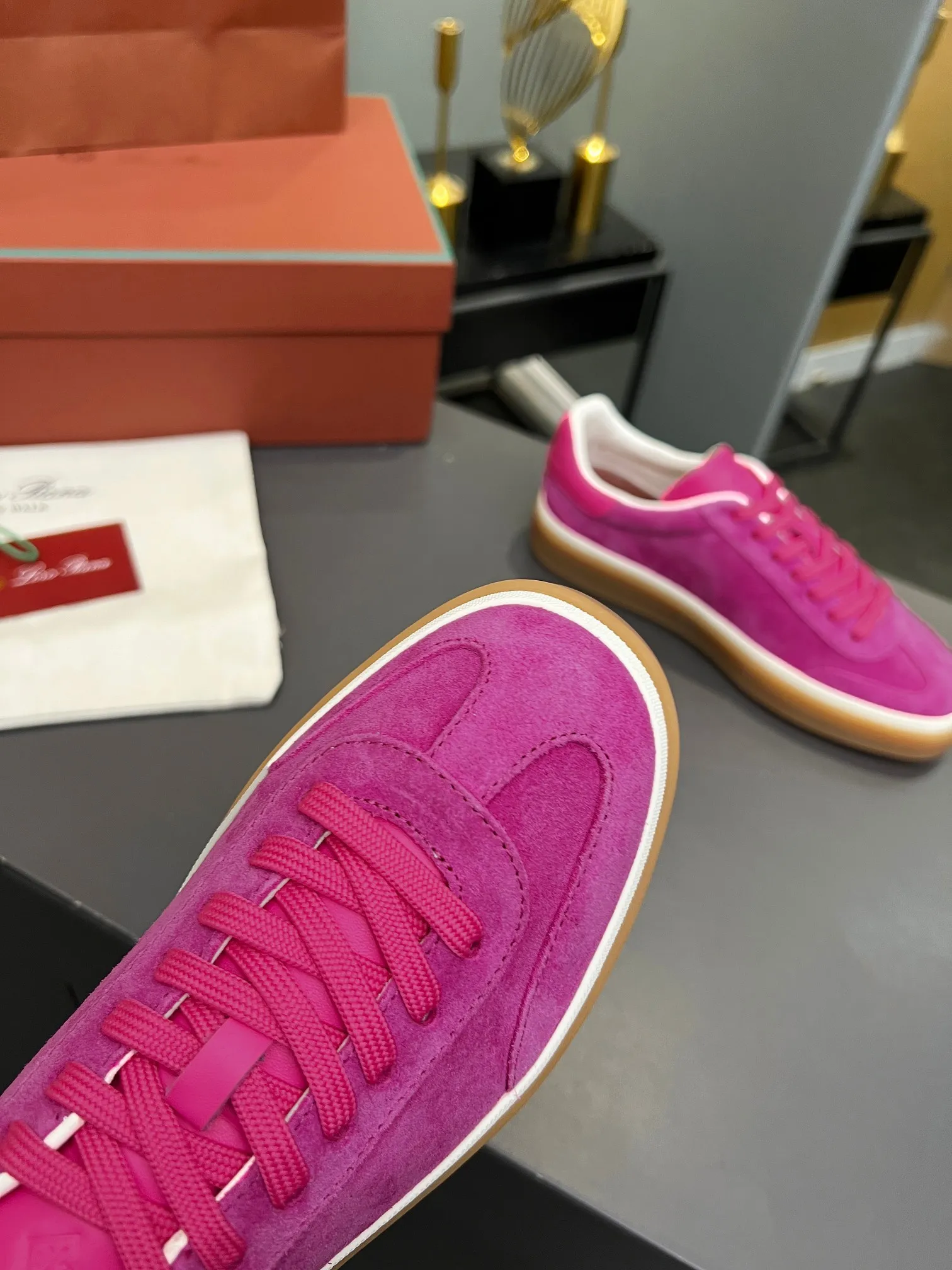 Men's shoes 💰600 purchasing agent, high version 🦅⛳️ Italy [Loro Piana] Tennis walk series LP couple's moral training shoes casual sports shoes sneakers 🎁🎁 Original purchase development and production This new suede tennis shoe adopts an ultra-low design, suitable for wearing all year round 👫👫 The wrapped sole creates an effortlessly attractive color combination that harmoniously blends functionality with understated style, making it the ideal shoe for urban wear. Soft calfskin tongue with Kummel color insert at the heel, cotton lace upper with embossed LP logo, cowhide suede sole, rubber-lined calfskin ✦Upper: imported first-layer cowhide➕customized original cowhide ✦lining: cowhide lining➕cowhide insole ✦sole: original molded TPR ultra-light outsole ✦packaging: original complete package ✦Female size: 35--40